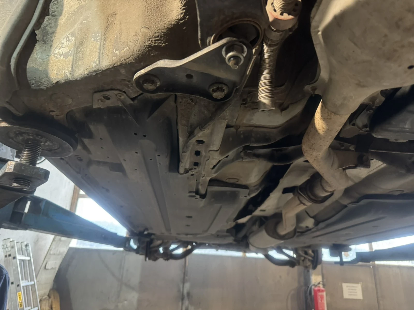 Subaru Outback 2.5 бензин газ, снимка 13 - Автомобили и джипове - 44223237