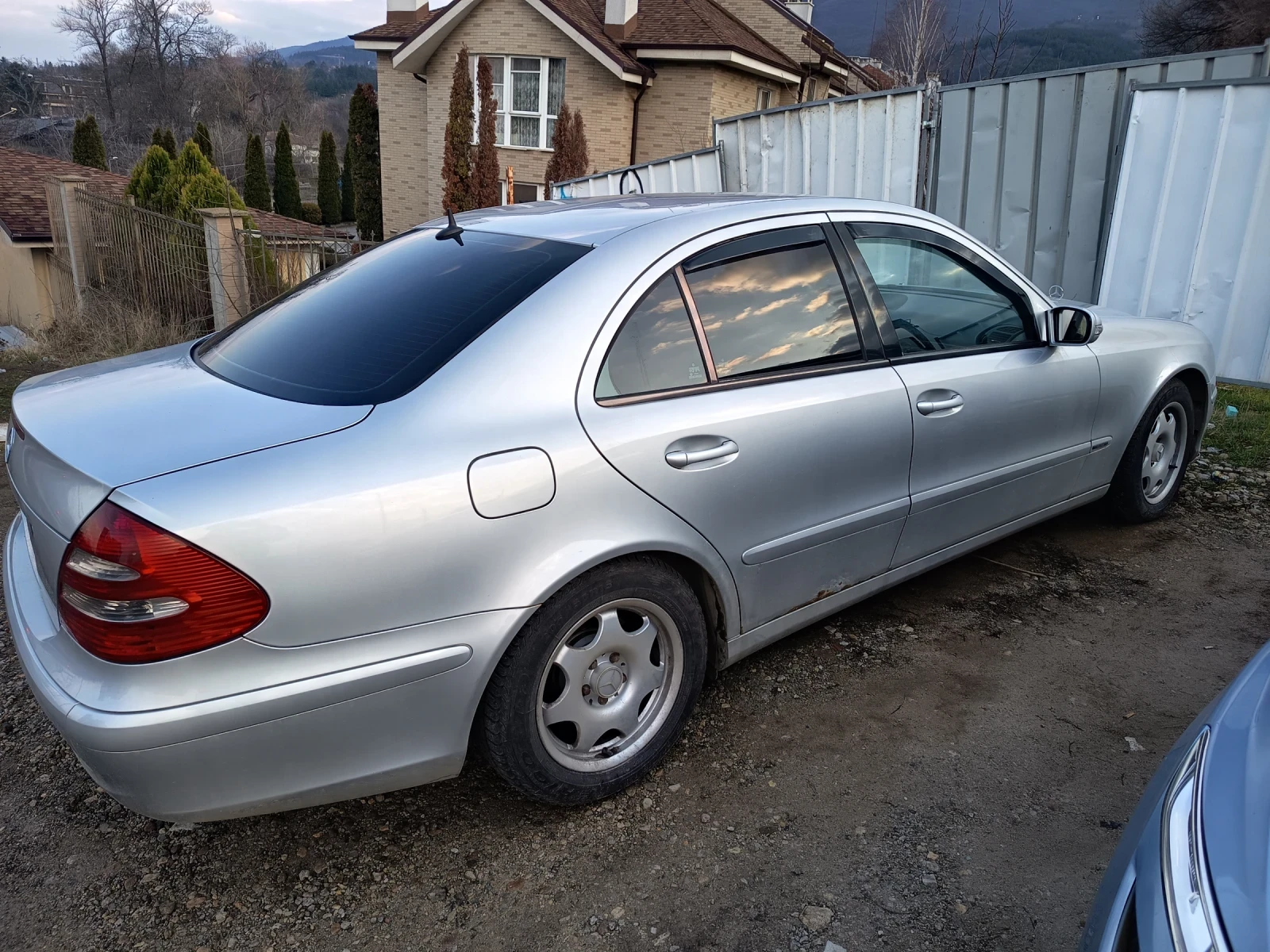 Mercedes-Benz E 220 2.2 CDI, снимка 2 - Автомобили и джипове - 53800465