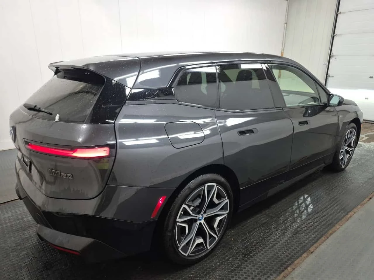 BMW iX M60| SWAROWSKI| BOWERS & WILKINS| HUD| 360| PANO| , снимка 3 - Автомобили и джипове - 54084636