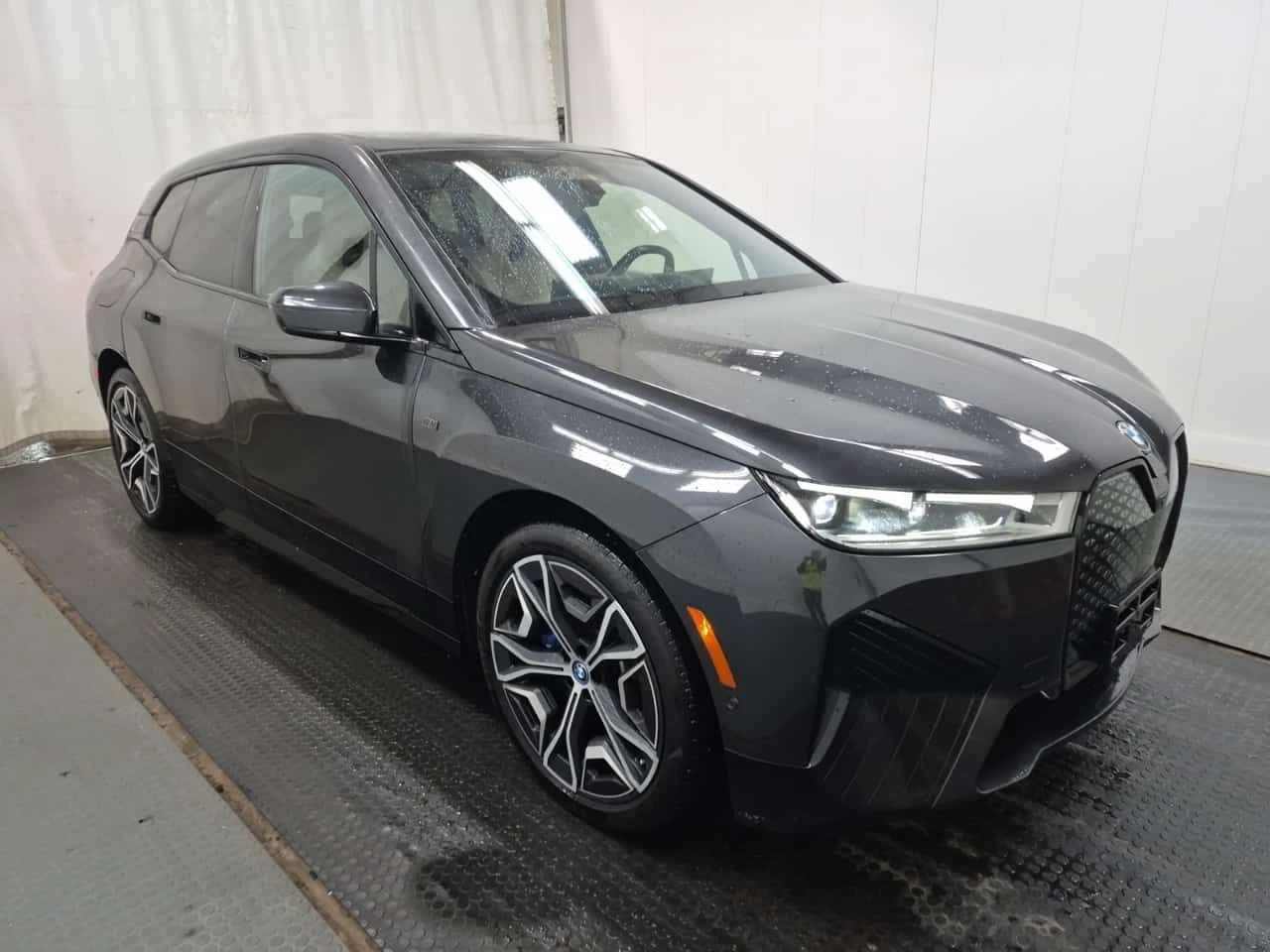 BMW iX M60| SWAROWSKI| BOWERS & WILKINS| HUD| 360| PANO| , снимка 2 - Автомобили и джипове - 54084636