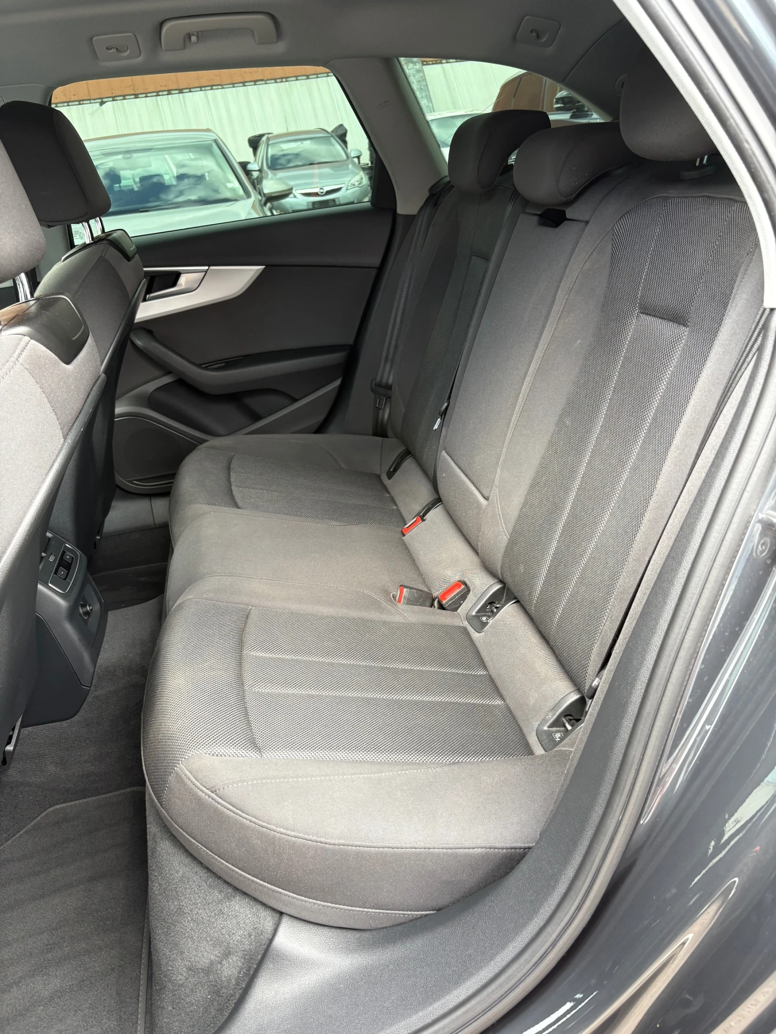 Audi A4 2.0TDI* HYBRID* СЕРВИЗНА, снимка 7 - Автомобили и джипове - 55798858