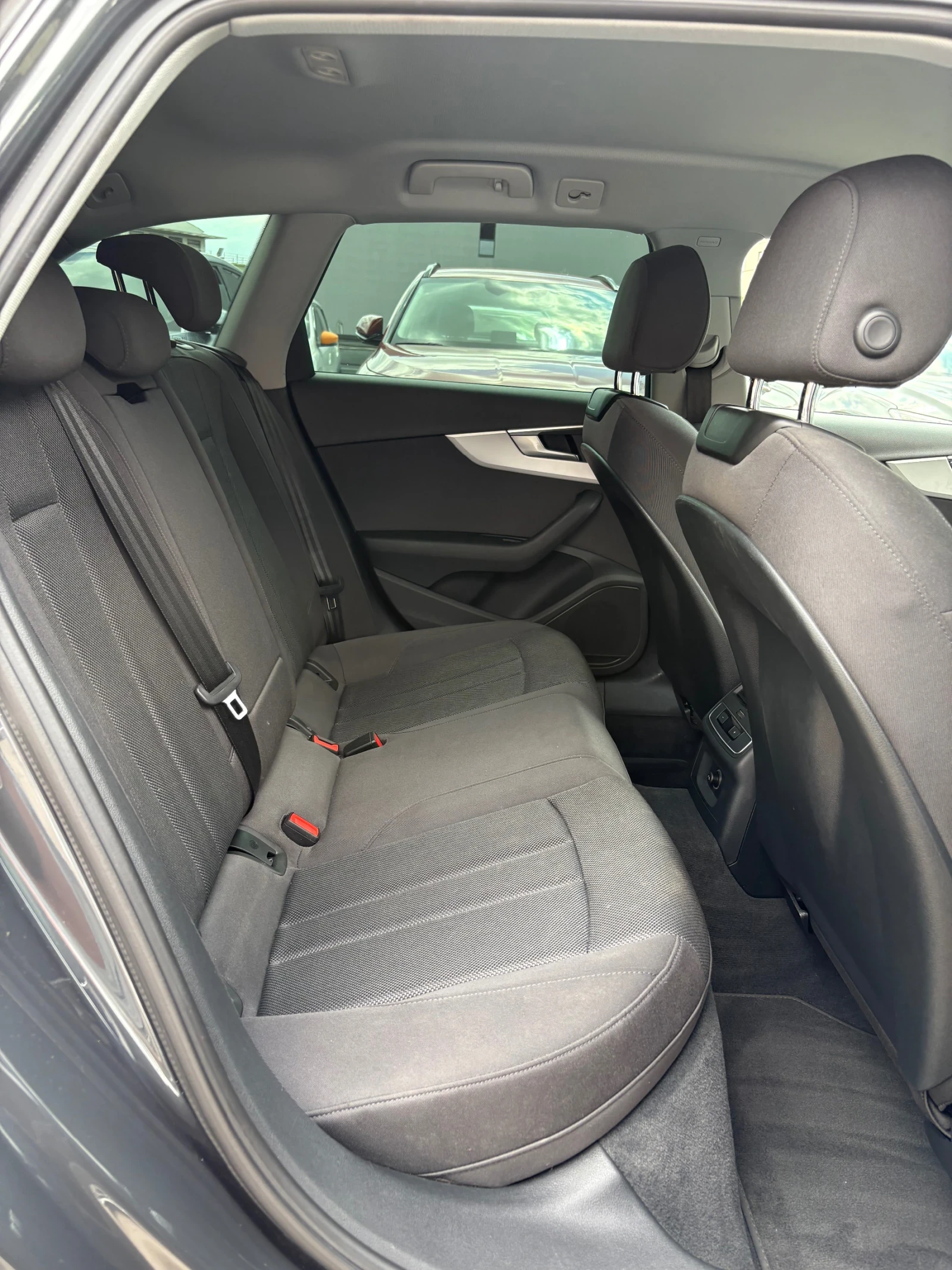 Audi A4 2.0TDI* HYBRID* СЕРВИЗНА, снимка 8 - Автомобили и джипове - 55798858