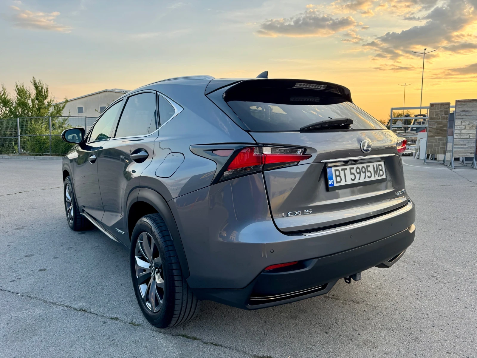 Lexus NX 300h  - изображение 6