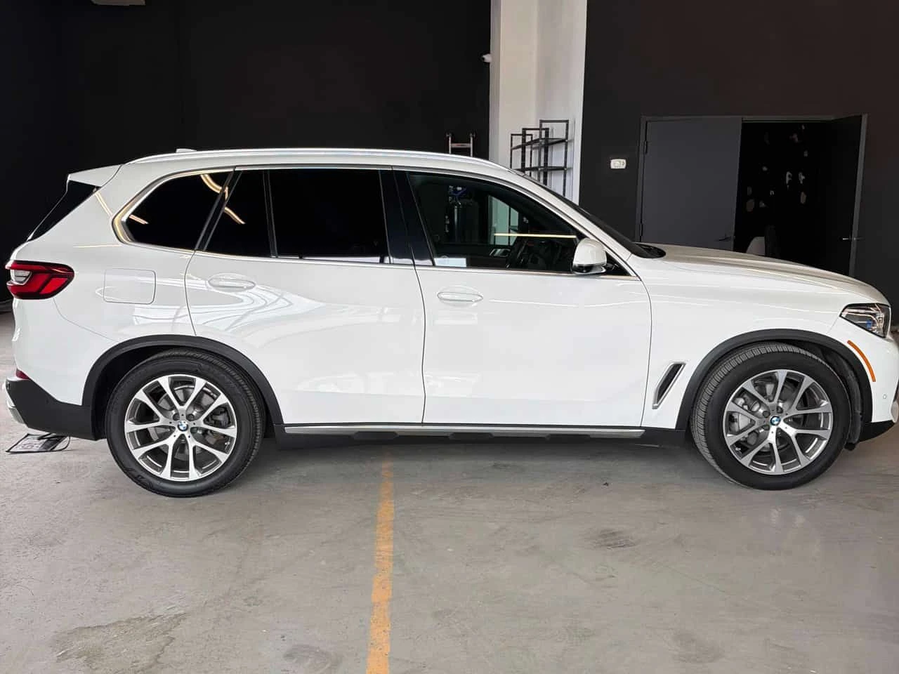 BMW X5 * xDrive40i * DISTRONIC* HARMAN/KARDON* 360* AMBIE, снимка 3 - Автомобили и джипове - 54609991