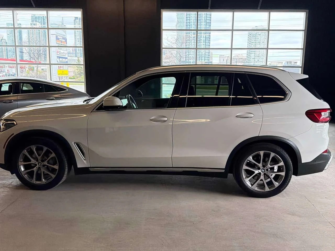 BMW X5 * xDrive40i * DISTRONIC* HARMAN/KARDON* 360* AMBIE, снимка 2 - Автомобили и джипове - 54609991