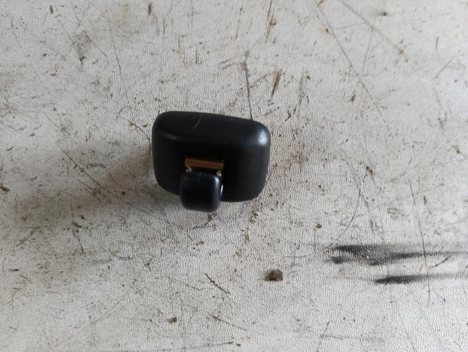 щипка сенник 8W0857582A черна Audi A3