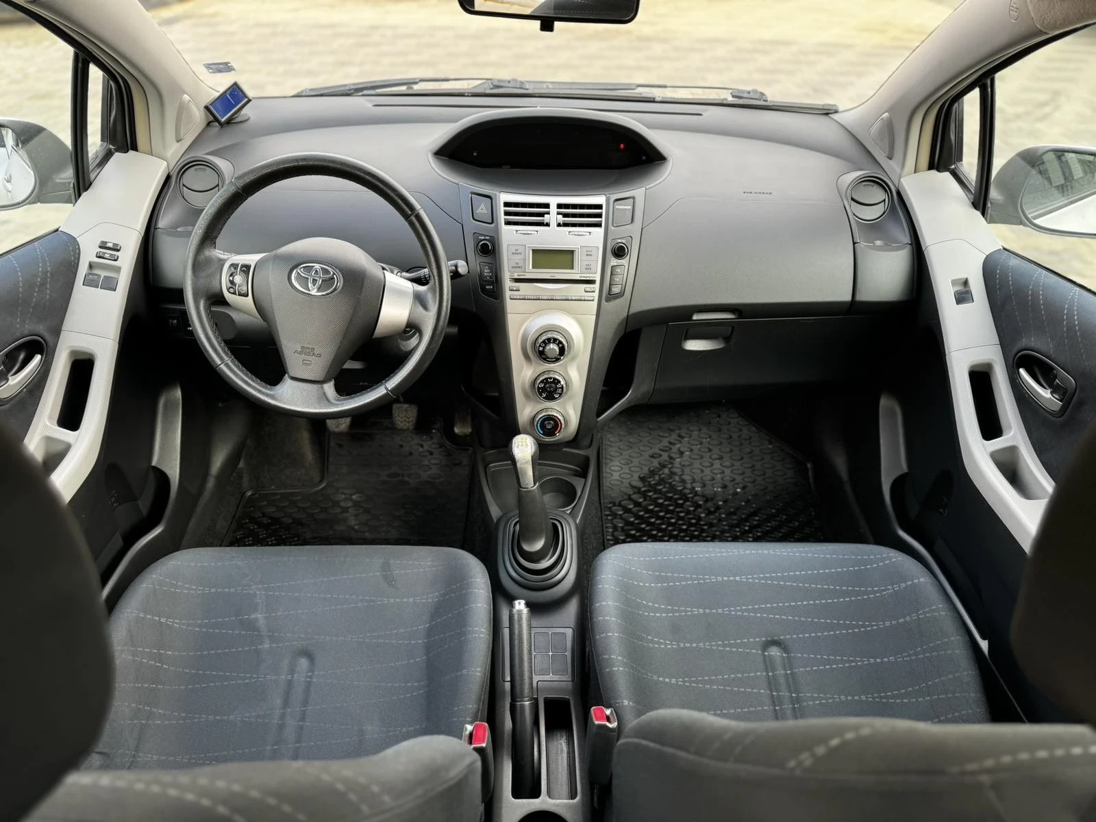 Toyota Yaris 1.3 - изображение 7