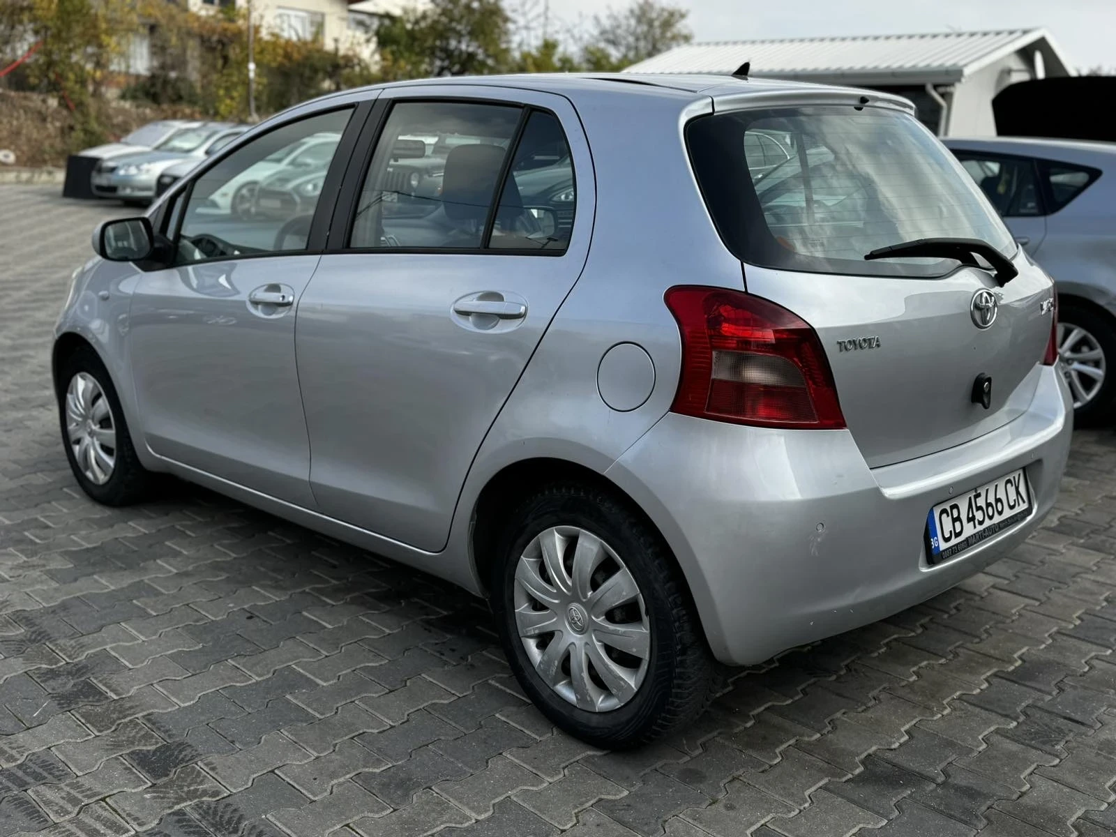 Toyota Yaris 1.3 - изображение 6