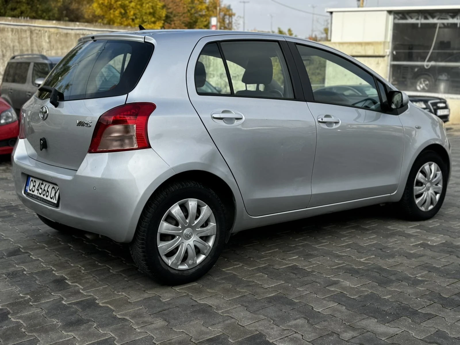 Toyota Yaris 1.3 - изображение 4