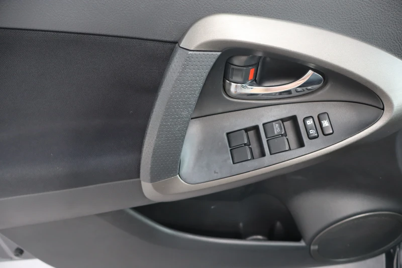 Toyota Rav4 2.2D4D, снимка 9 - Автомобили и джипове - 50860747