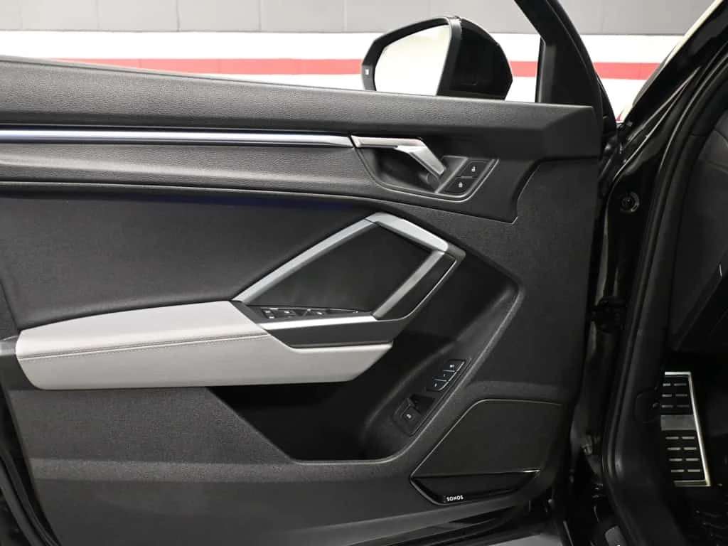 Audi Q3 * Technik S Line Black Optics 360CAM SONOS Ambient, снимка 11 - Автомобили и джипове - 55498514