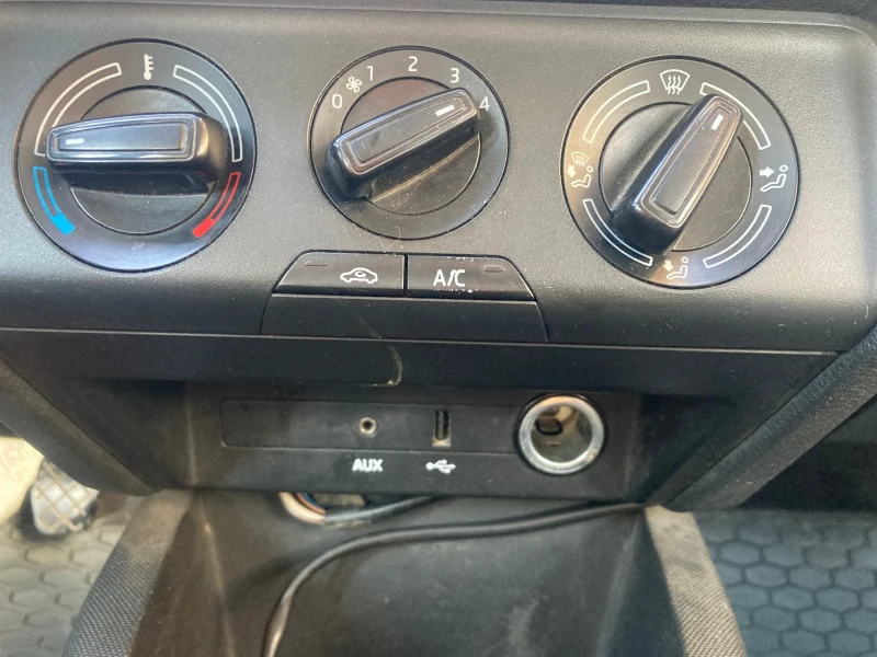 Skoda Fabia 1.0 MPI, снимка 11 - Автомобили и джипове - 52159752