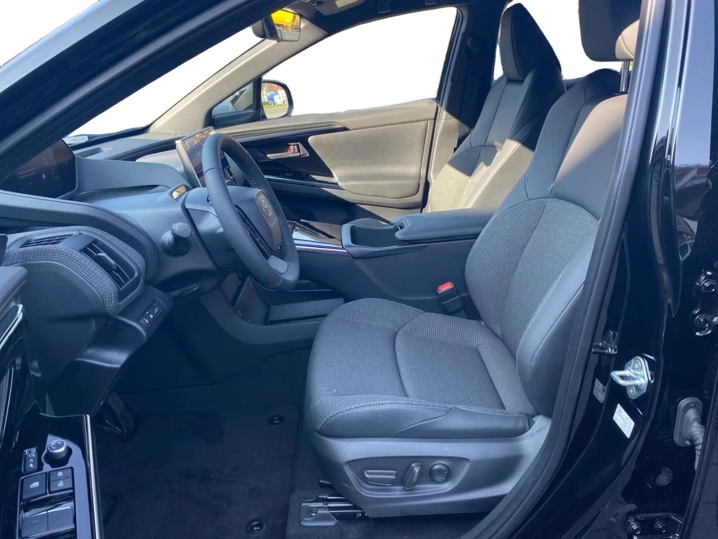 Toyota bZ4X BEV/218HP/AWD/36O/NAVI/LED/DIGI/KLESS/CPLAY/523g - изображение 9