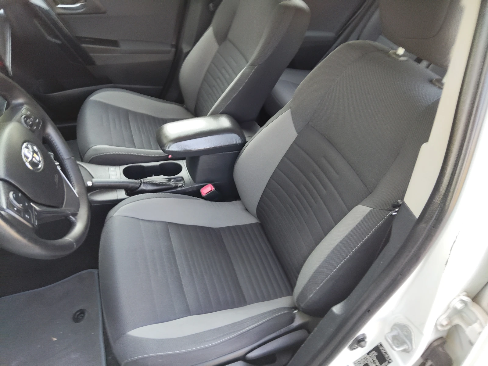 Toyota Auris 1, 8i HYBRID UNIKAT!!!!, снимка 11 - Автомобили и джипове - 54910610
