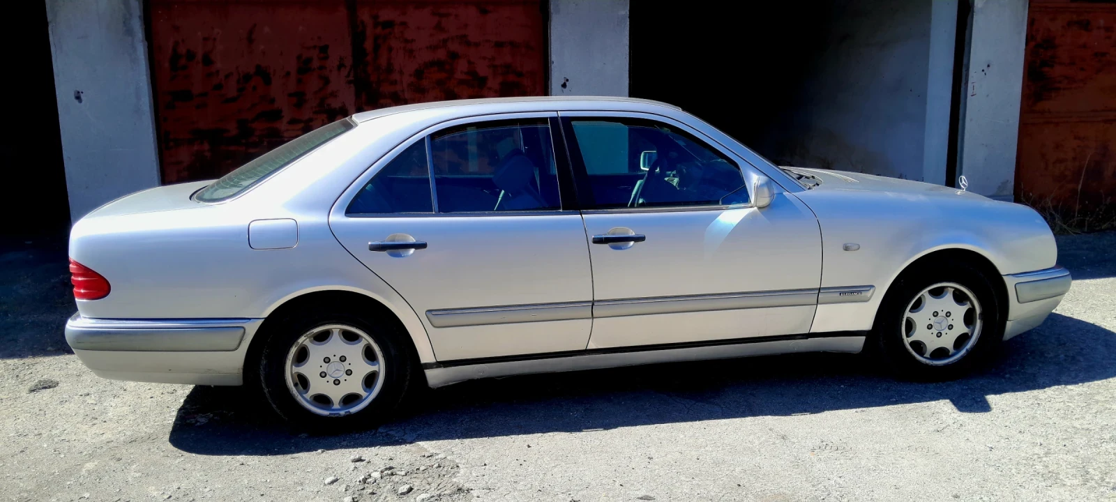 Mercedes-Benz E 230 2.3 Газ, снимка 3 - Автомобили и джипове - 56221137