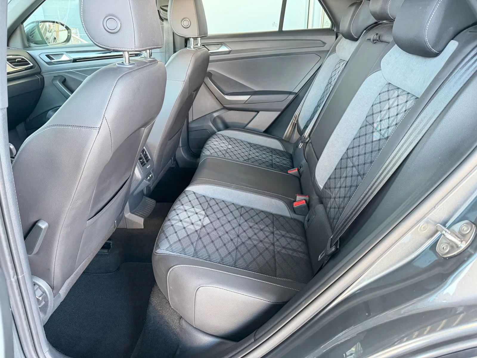 VW T-Roc 2.0TDI/150HP/R-LINE/4M/CAM/ACC/133z, снимка 12 - Автомобили и джипове - 53781750