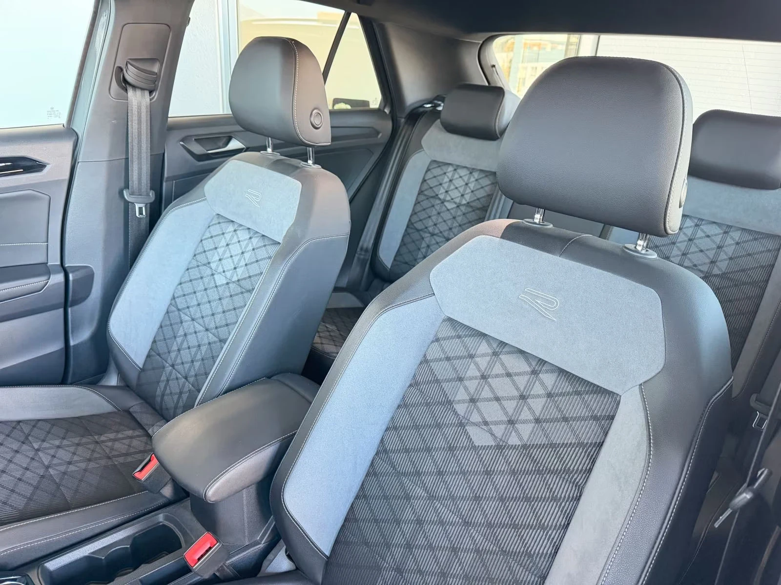 VW T-Roc 2.0TDI/150HP/R-LINE/4M/CAM/ACC/133z, снимка 11 - Автомобили и джипове - 53781750