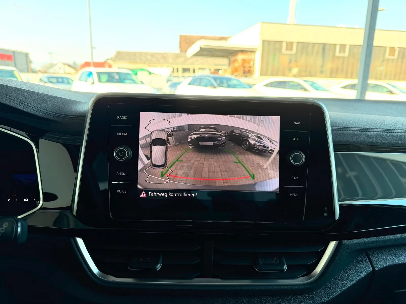 VW T-Roc 2.0TDI/150HP/R-LINE/4M/CAM/ACC/133z, снимка 14 - Автомобили и джипове - 53781750