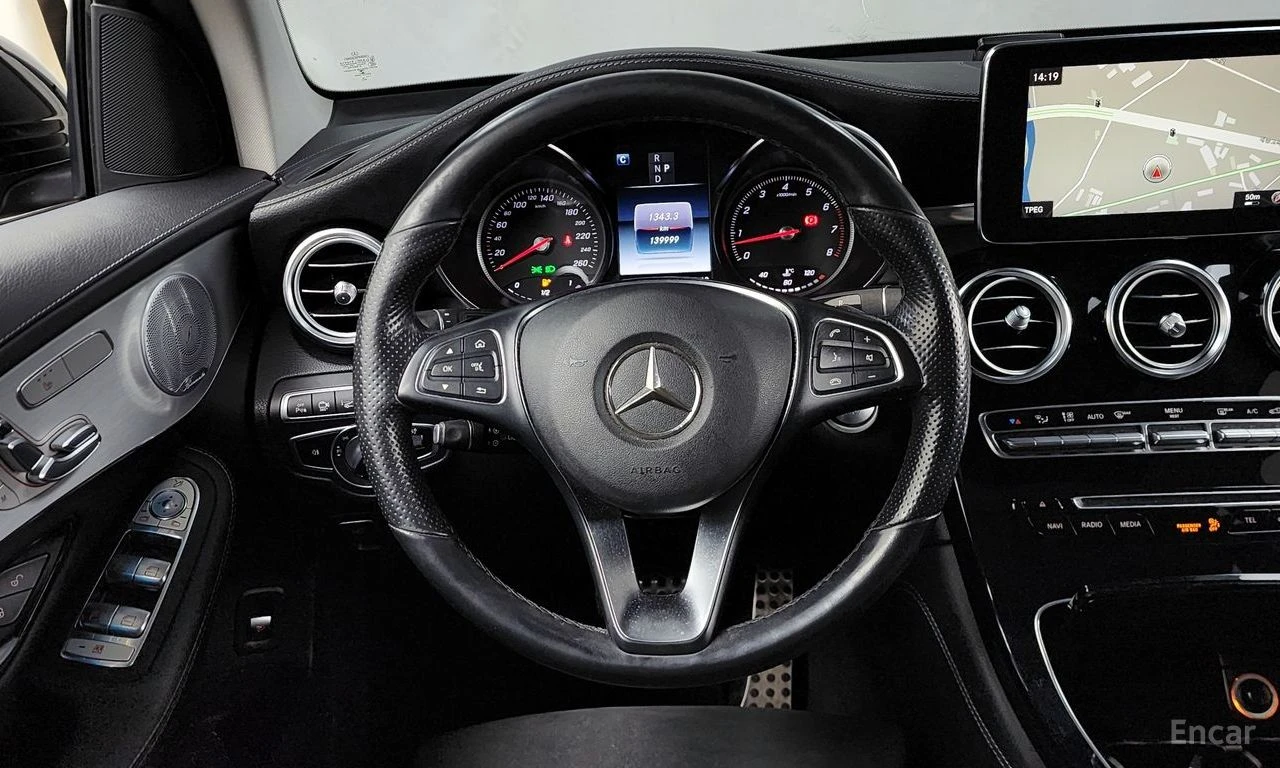 Mercedes-Benz GLC 300 AMG LINE* 4MATIC* 360* HEADUP* LINE ASS* PANO* ПОД, снимка 12 - Автомобили и джипове - 54388531