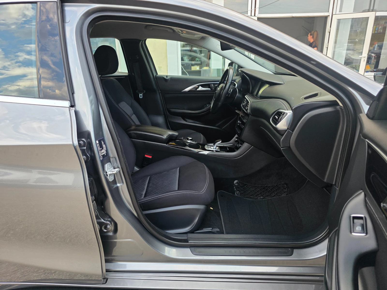 Infiniti Q30 1.5DCI ITALY FULL UNIKAT, снимка 13 - Автомобили и джипове - 56035659