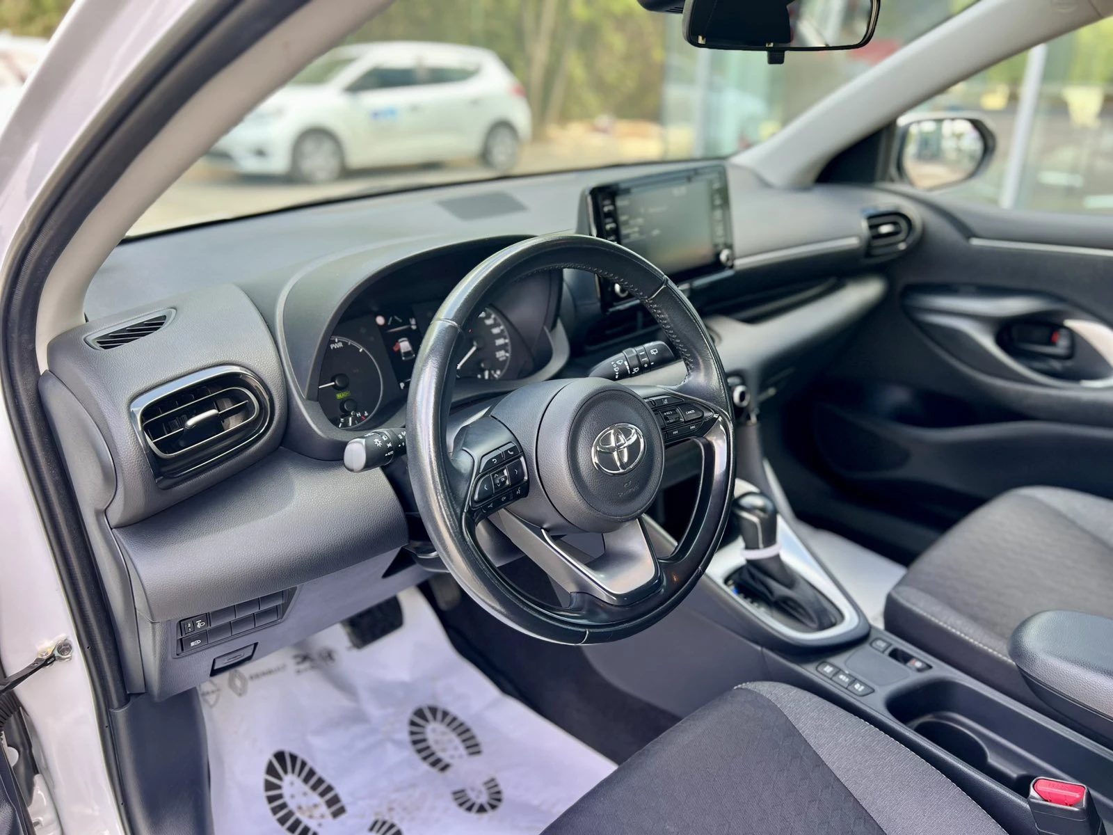 Toyota Yaris 1.5 Hybrid / 115 к.с. / e-CVT - изображение 9