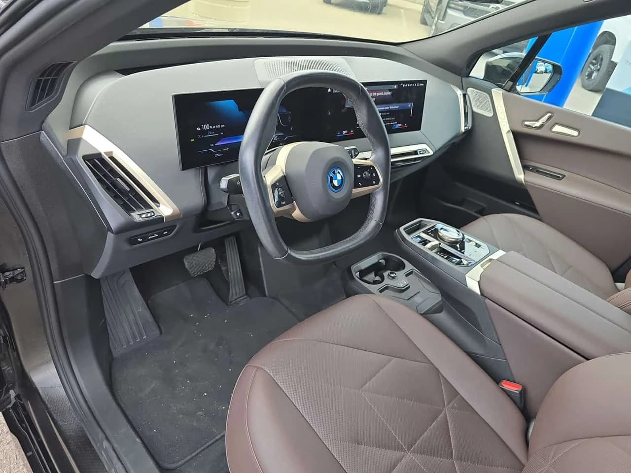 BMW iX * M60 * 360 * ДИСТРОНИК * 2 КЛЮЧА, снимка 4 - Автомобили и джипове - 54480347