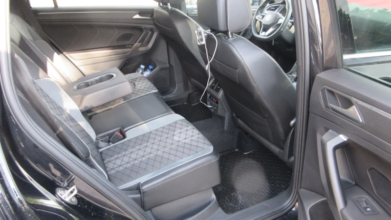 VW Tiguan Allspace R-LINE-2.0TDI-4x4-200HP-360-TOP СЪСТОЯНИЕ!!!, снимка 12 - Автомобили и джипове - 51744921