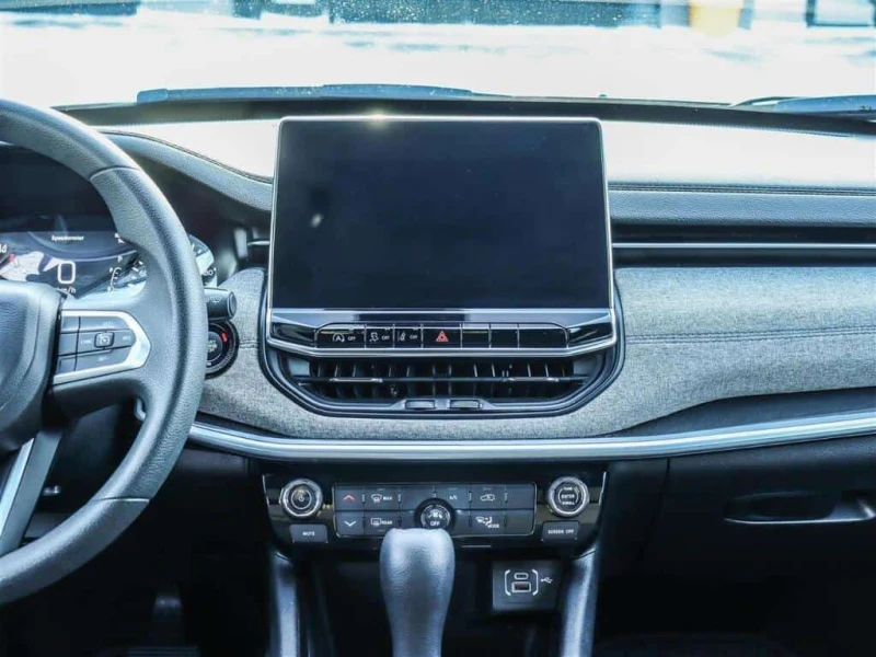 Jeep Compass * 4X4 | TURBO | CARPLAY | HTD SEATS | SAFETY TECH , снимка 10 - Автомобили и джипове - 53525629