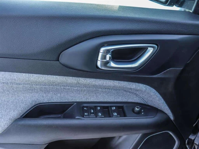 Jeep Compass * 4X4 | TURBO | CARPLAY | HTD SEATS | SAFETY TECH , снимка 6 - Автомобили и джипове - 53525629