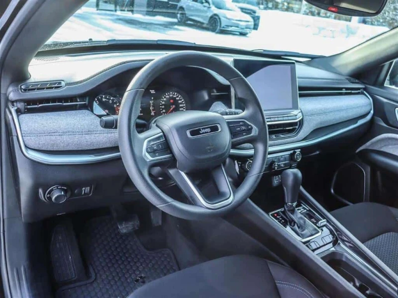 Jeep Compass * 4X4 | TURBO | CARPLAY | HTD SEATS | SAFETY TECH , снимка 8 - Автомобили и джипове - 53525629