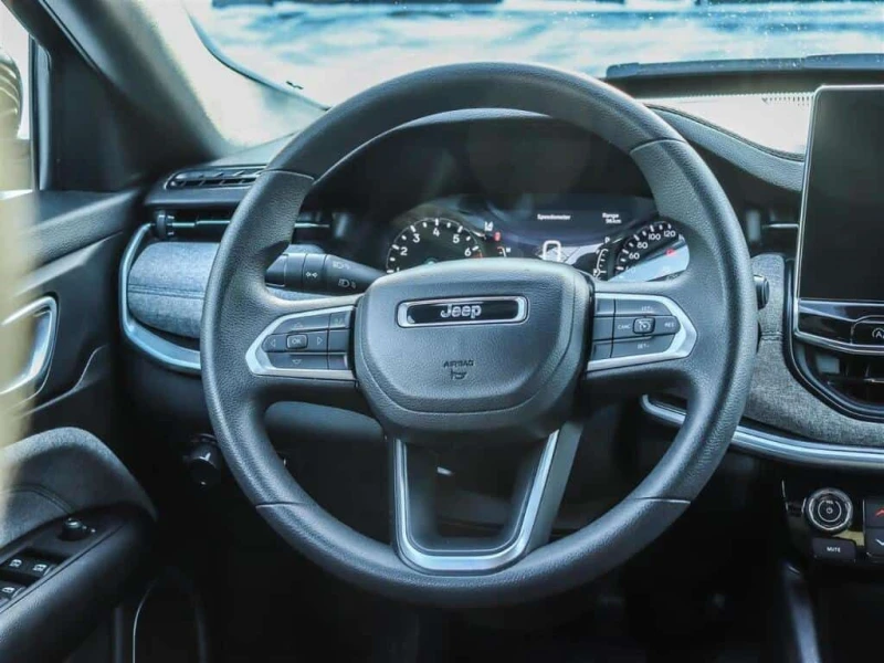 Jeep Compass * 4X4 | TURBO | CARPLAY | HTD SEATS | SAFETY TECH , снимка 9 - Автомобили и джипове - 53525629