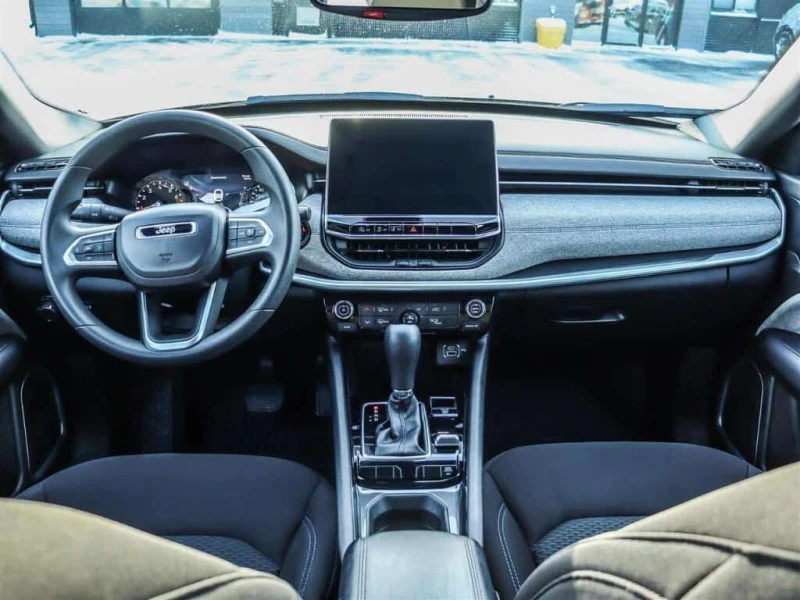 Jeep Compass * 4X4 | TURBO | CARPLAY | HTD SEATS | SAFETY TECH , снимка 12 - Автомобили и джипове - 53525629