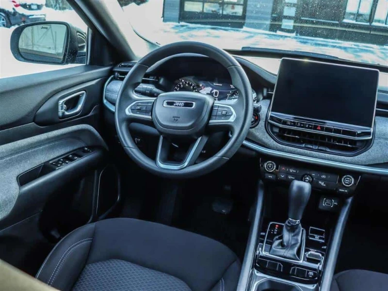 Jeep Compass * 4X4 | TURBO | CARPLAY | HTD SEATS | SAFETY TECH , снимка 11 - Автомобили и джипове - 53525629