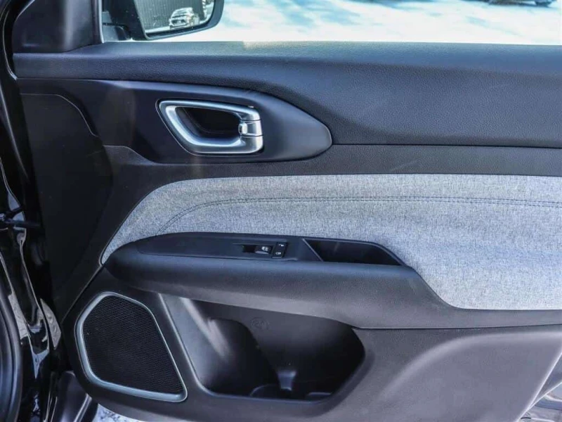 Jeep Compass * 4X4 | TURBO | CARPLAY | HTD SEATS | SAFETY TECH , снимка 15 - Автомобили и джипове - 53525629