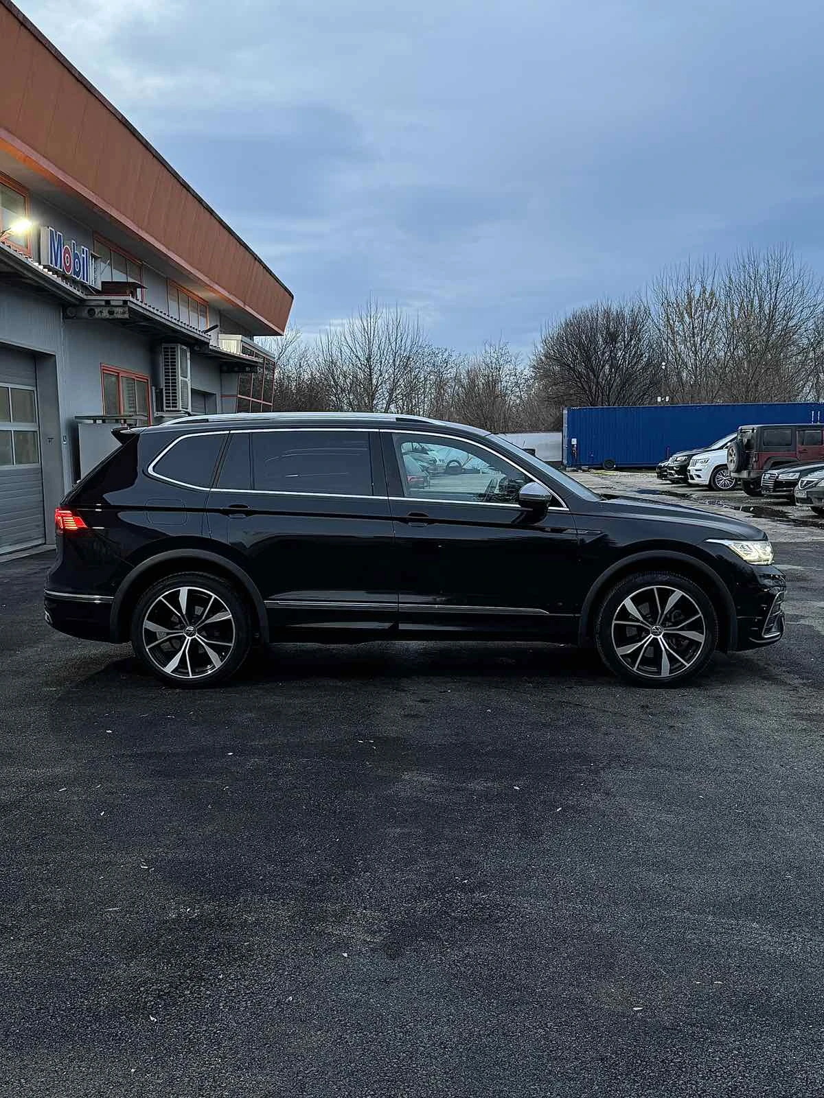 VW Tiguan Allspace R-LINE-2.0TDI-4x4-200HP-360-TOP СЪСТОЯНИЕ!!!, снимка 3 - Автомобили и джипове - 51744921