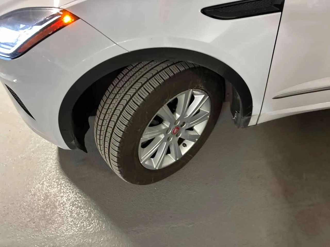 Jaguar E-pace * First Edition * КАМЕРА * ПОДГРЕВ * ПАМЕТ, снимка 7 - Автомобили и джипове - 54217788