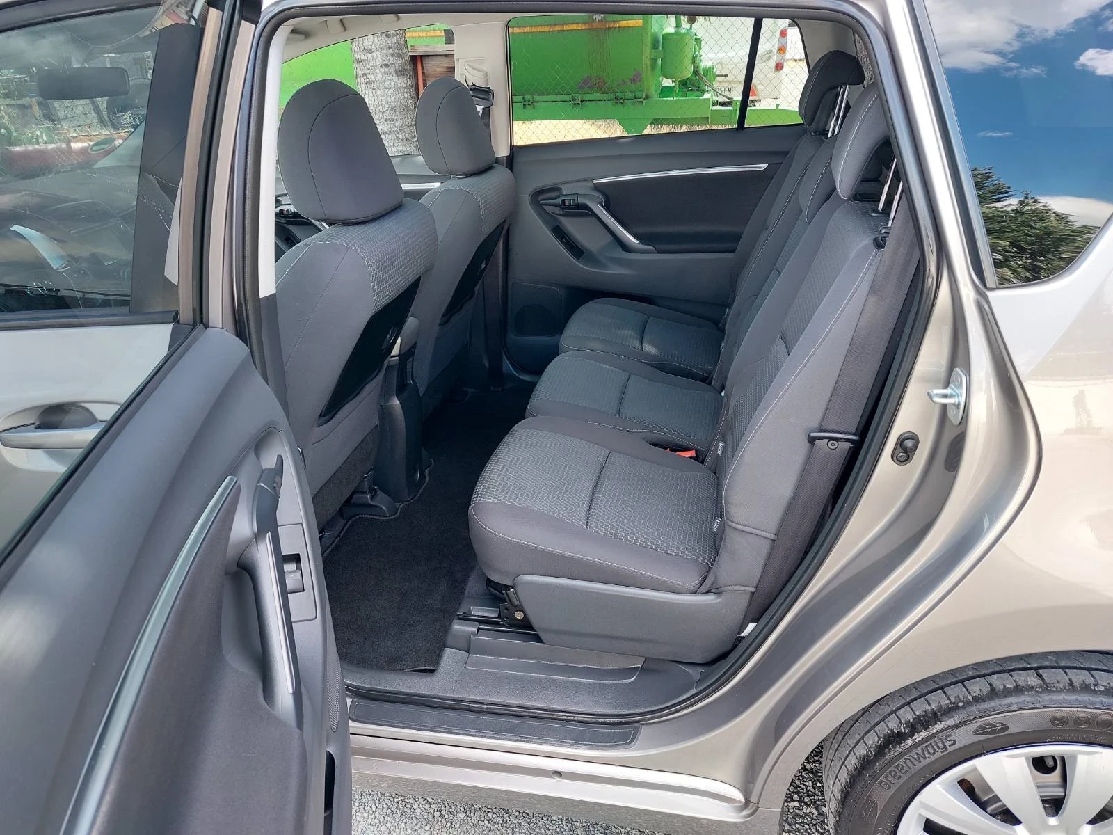 Toyota Verso 1.6, 6ск, снимка 9 - Автомобили и джипове - 54701821