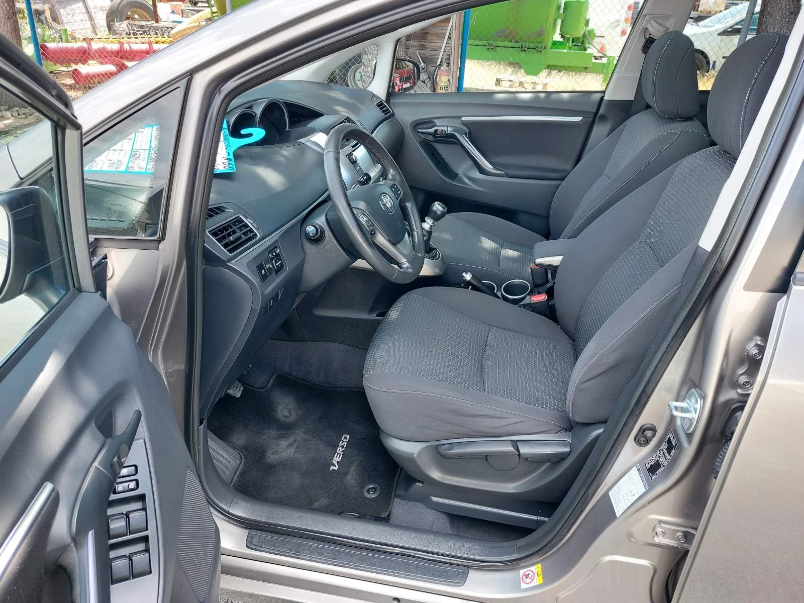 Toyota Verso 1.6, 6ск, снимка 7 - Автомобили и джипове - 54701821