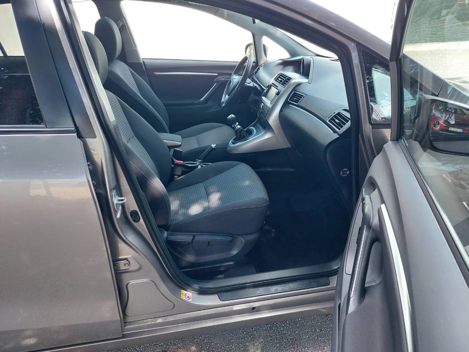 Toyota Verso 1.6, 6ск, снимка 14 - Автомобили и джипове - 54701821