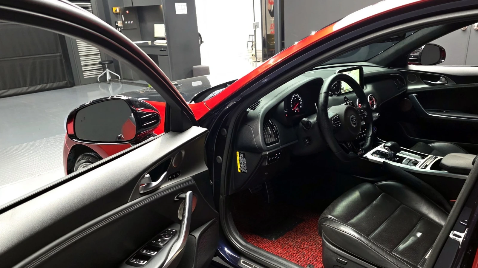 Kia Stinger 3.3* BLIND SPOT* HUD* 360* ЕЛ. БАГАЖНИК* КРАЙНА ЦЕ, снимка 10 - Автомобили и джипове - 55595157