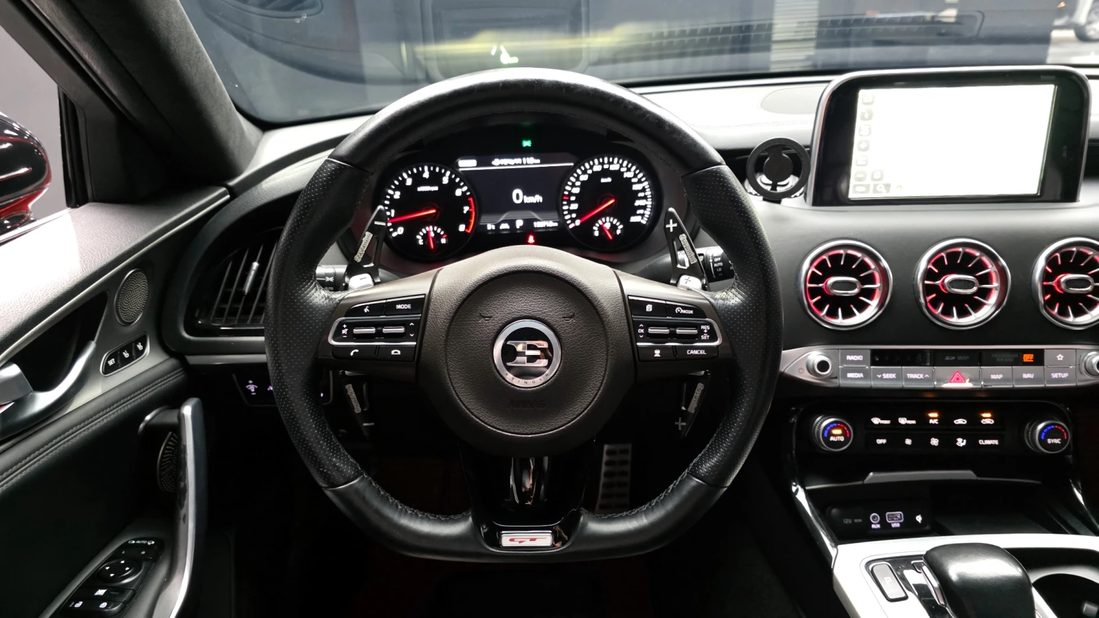 Kia Stinger 3.3* BLIND SPOT* HUD* 360* ЕЛ. БАГАЖНИК* КРАЙНА ЦЕ, снимка 11 - Автомобили и джипове - 55595157