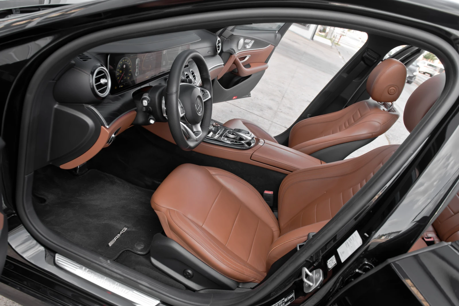 Mercedes-Benz E 220 AMG LINE, снимка 11 - Автомобили и джипове - 55851966