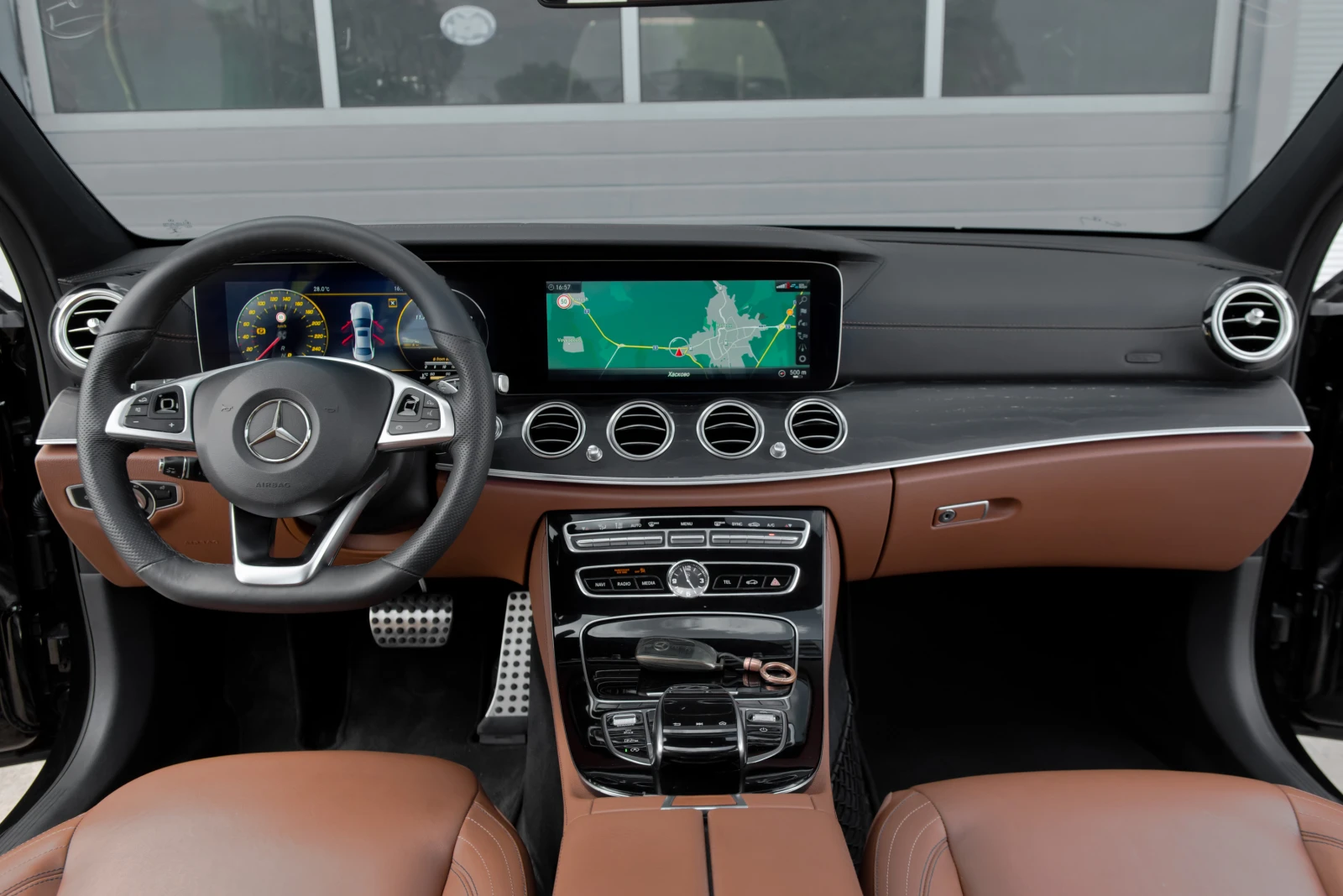 Mercedes-Benz E 220 AMG LINE, снимка 9 - Автомобили и джипове - 55851966
