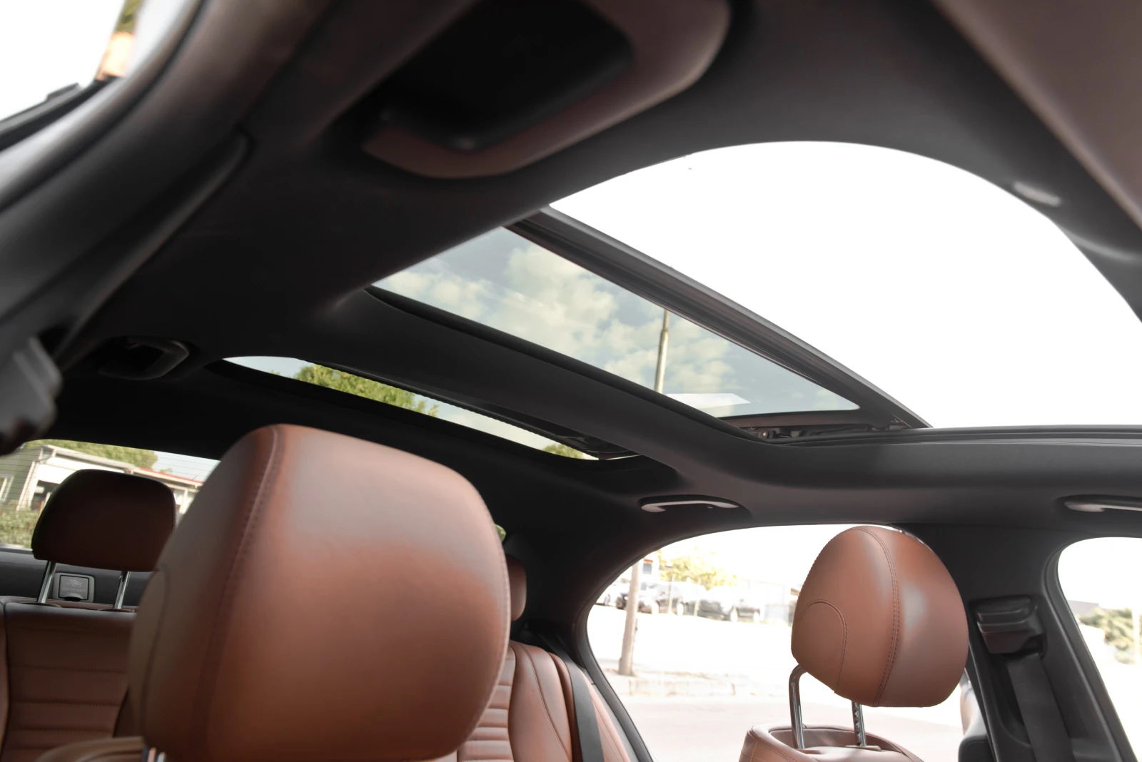 Mercedes-Benz E 220 AMG LINE, снимка 10 - Автомобили и джипове - 55851966