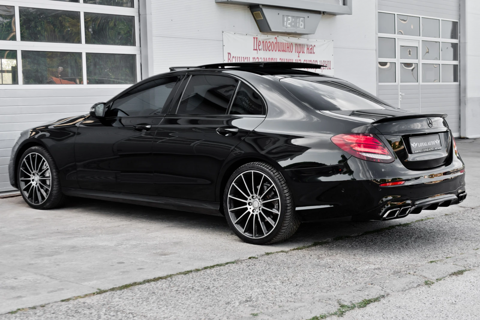 Mercedes-Benz E 220 AMG LINE, снимка 5 - Автомобили и джипове - 55851966