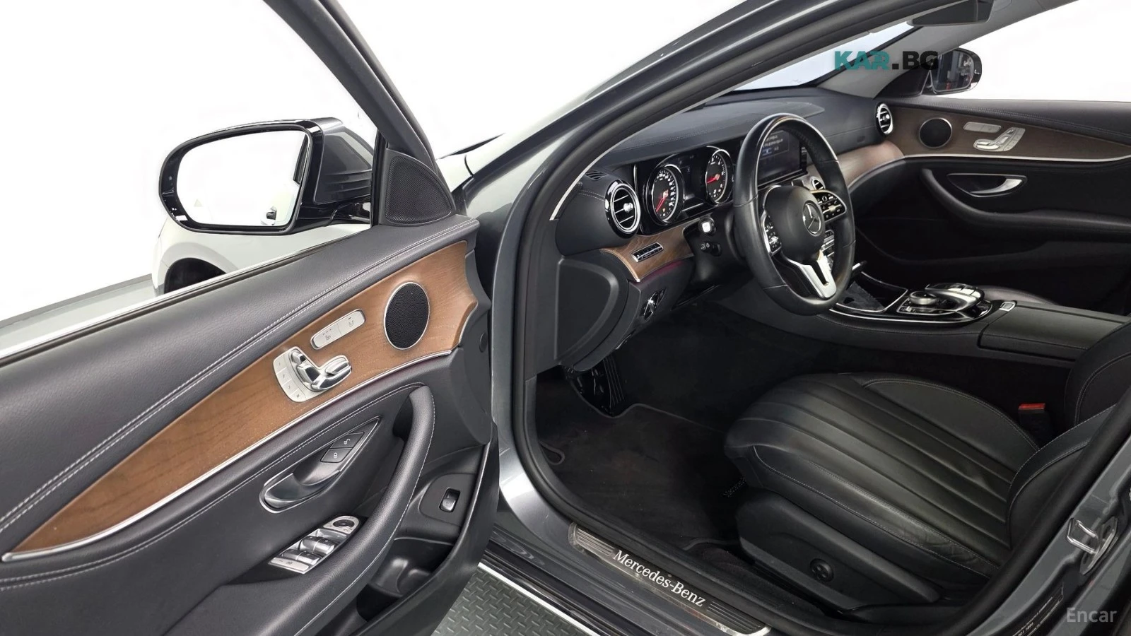Mercedes-Benz E 220 4MATIC Exclusive* КОЖА* НАВИ* ПАНО* КАМЕРА, снимка 8 - Автомобили и джипове - 55901331
