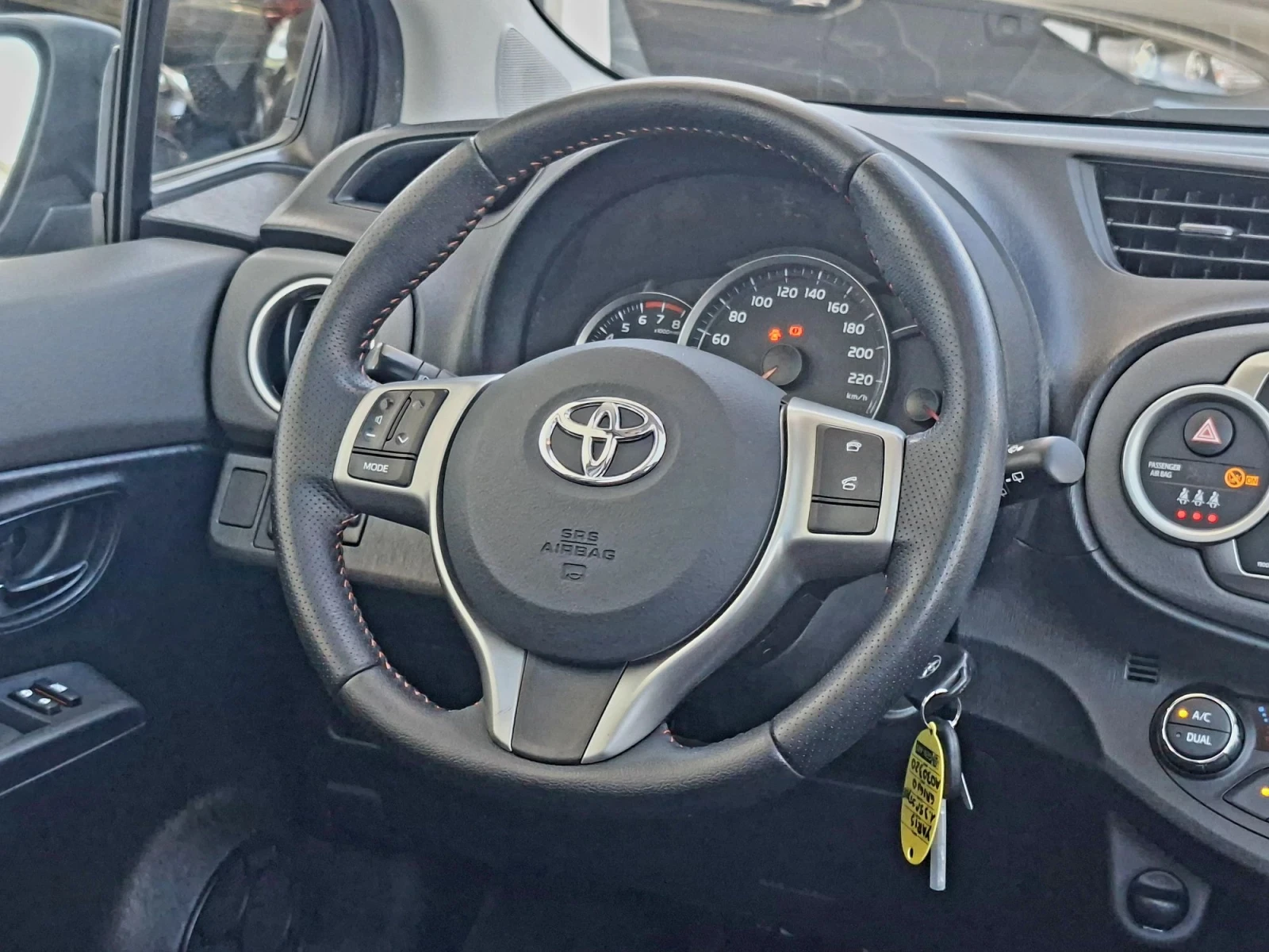 Toyota Yaris 1.3i/Панорама/Камера/Нави, снимка 11 - Автомобили и джипове - 56005196