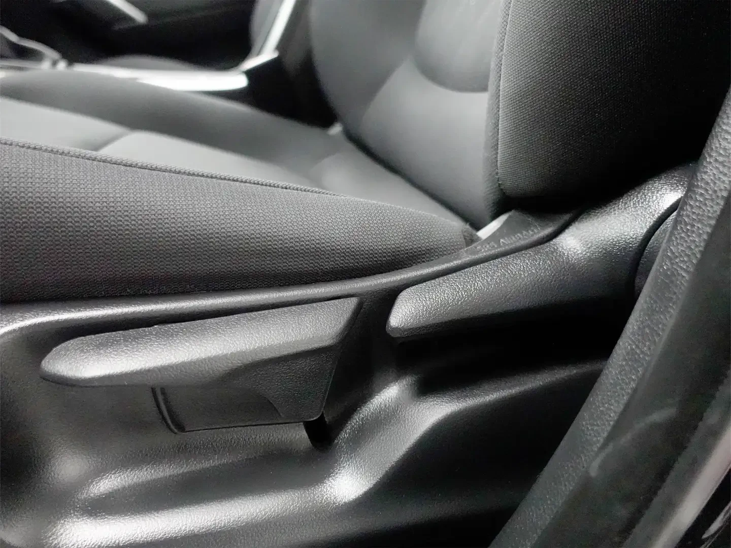 Toyota Corolla Cross LE AWD LaneDep Heated Steering CarPlay, снимка 13 - Автомобили и джипове - 56210351