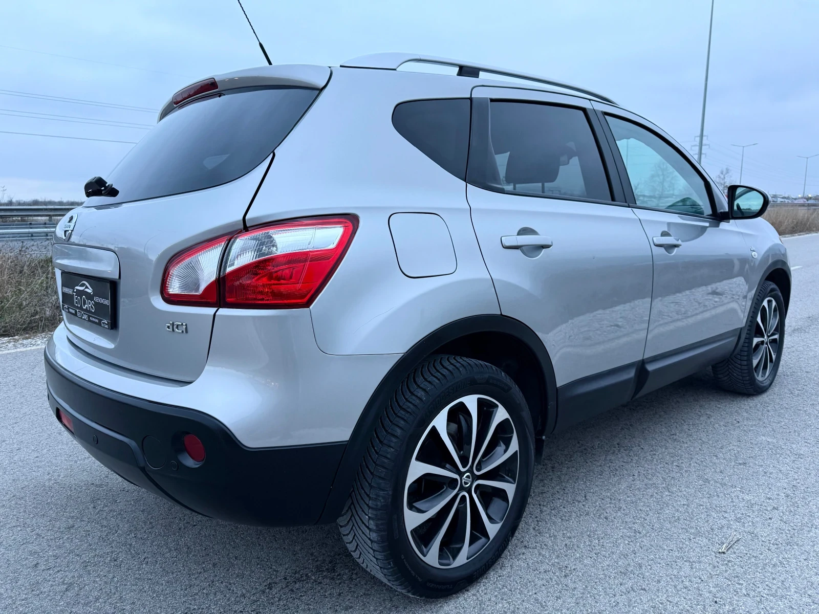 Nissan Qashqai 2.0DCi / AVTOMAT / 4X4 / PANORAMA / NAVI / CAMERA  - изображение 8