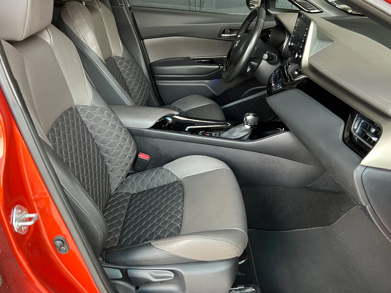 Toyota C-HR 2.0HYBRID, STYLE, LED, DISTR, NAVI+ CAMERA, KEY-GO, снимка 10 - Автомобили и джипове - 54057723